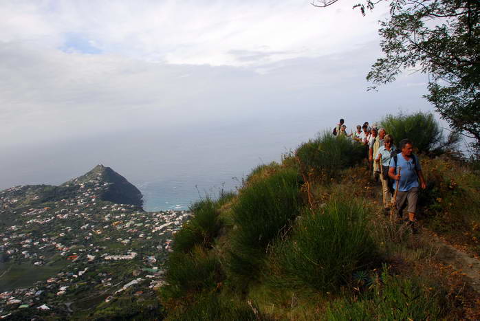 Ischia: Wanderung Kastanienwlder, Steinhhlen und Schneegruben