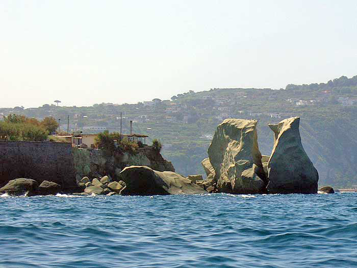 Ischia: Verliebte Felsen