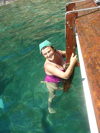 Ischia: Abkühlung im Wasser