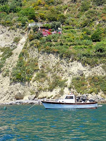Ischia: Küste mit Boot