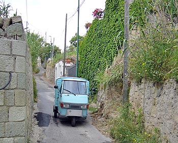 Ischia - Panza: Enge Gasse mit Motordreirad APE