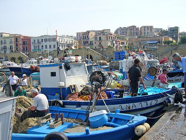 Pozzuoli bei Neapel: Fischerboote