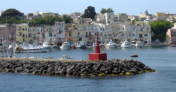 Sancio Cattolico auf Procida-Insel: Hafeneinfahrt
