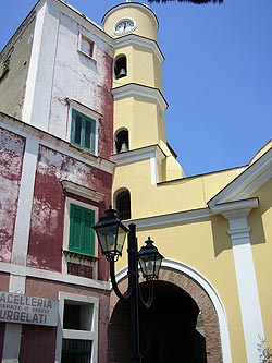 Ischia: Serrara Kirche Aussen