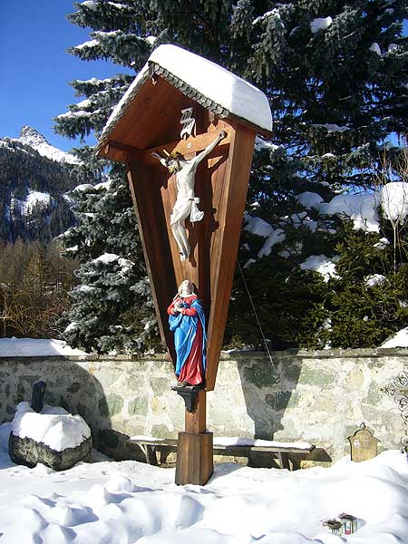 Kals am Groglockner: Pfarrkirche St. Rupert - Kreuz mit Maria im Friedhof