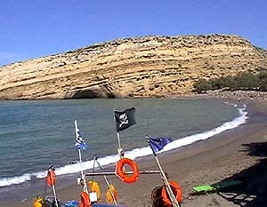 Matala: Strand mit Hoehlenwohnungen