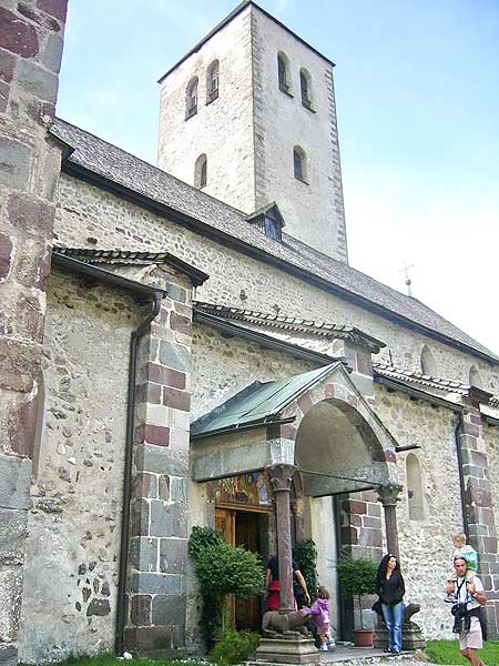 Innichen: Aussenansicht der Stiftskirche