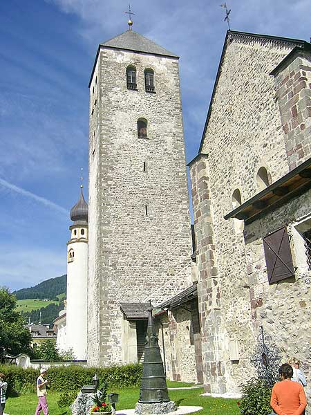 Innichen: Aussenansicht der Stiftskirche