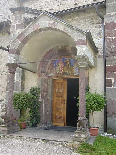 Innichen: Seiteneingang der Stiftskirche