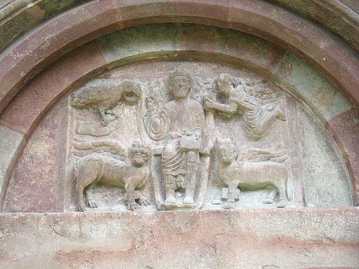 Innichen: Relief oberhalb Seiteneingang der Stiftskirche