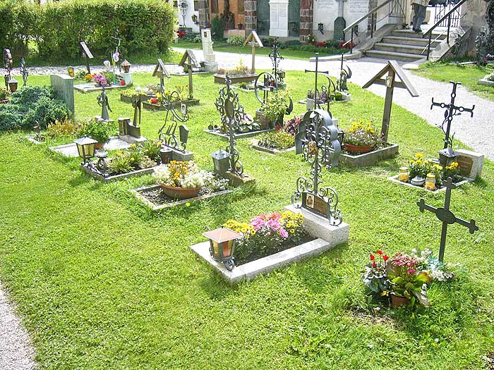 Innichen: Kindergräber auf dem Friedhof