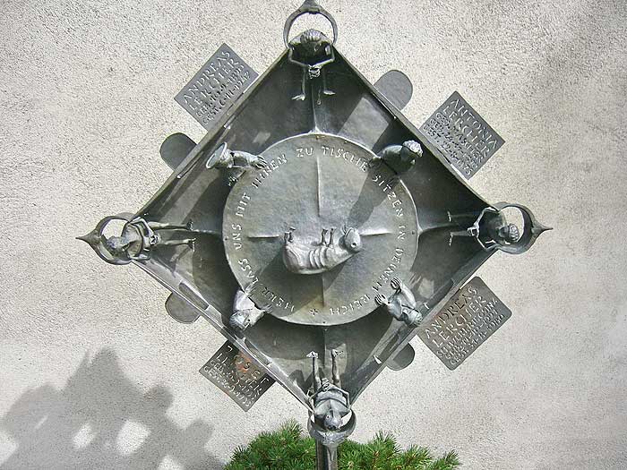 Innichen: Grabkreuz des  Künstlers Martin Rainer