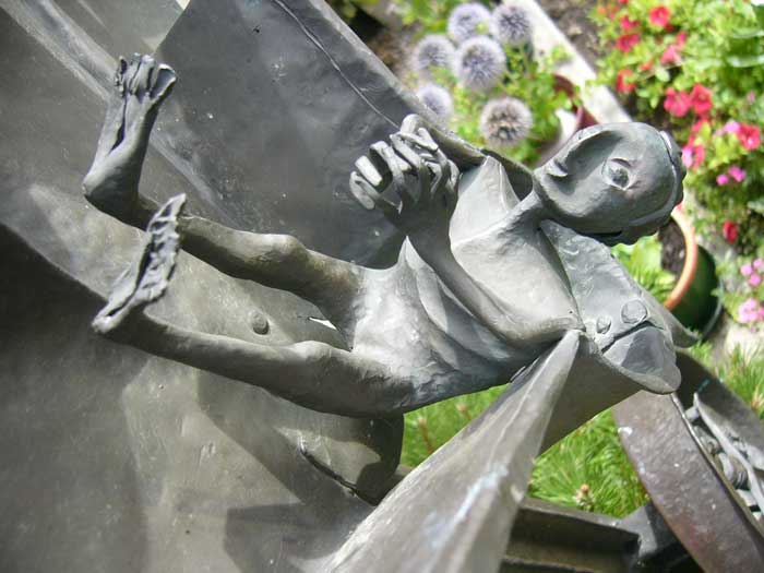 Innichen: Detail Grabkreuz Martin Rainers