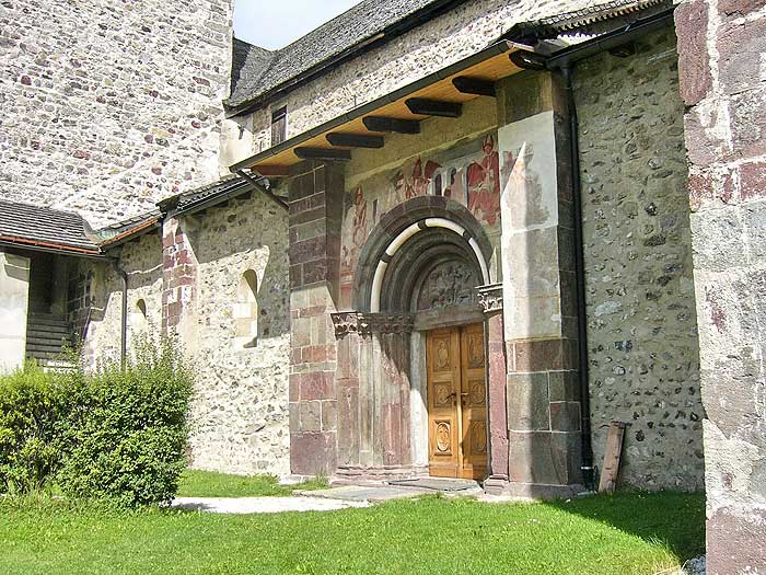 Innichen: Aussenansicht der Stiftskirche
