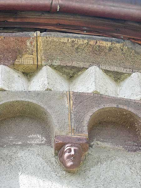 Innichen: Detail der Aussenfassade der Stiftskirche