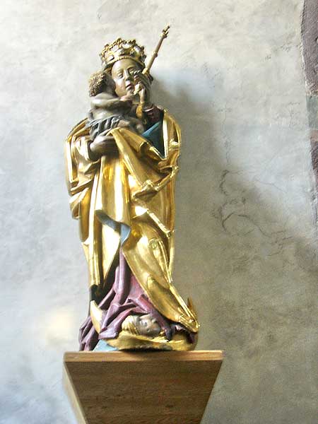 Innichen: Madonnenstatue in der Stiftskirche