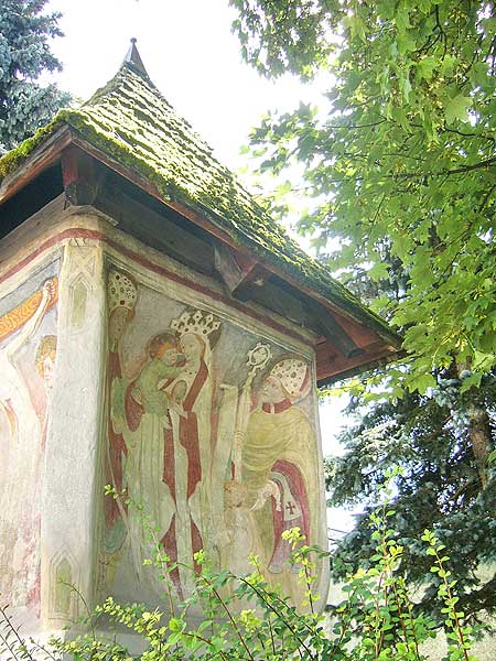 Innichen: Vor dem Friedhof der Stiftskirche