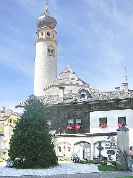 Innichen: Friedhof der Stiftskirche und Turm der St. Michael Kirche