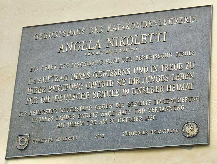 Margreid: Gedenktafel Angela Nikoletti