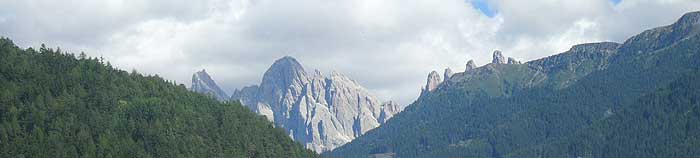 Teis im Eisacktal in Suedtirol - Blick auf die Geisler