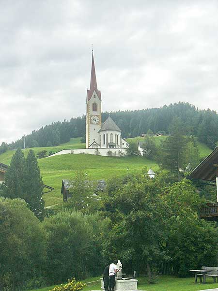 Winnebach: Dorfbrunnen und Pfarrkirche