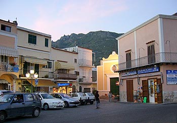 Ischia - Panza: Piazza San Leonardo